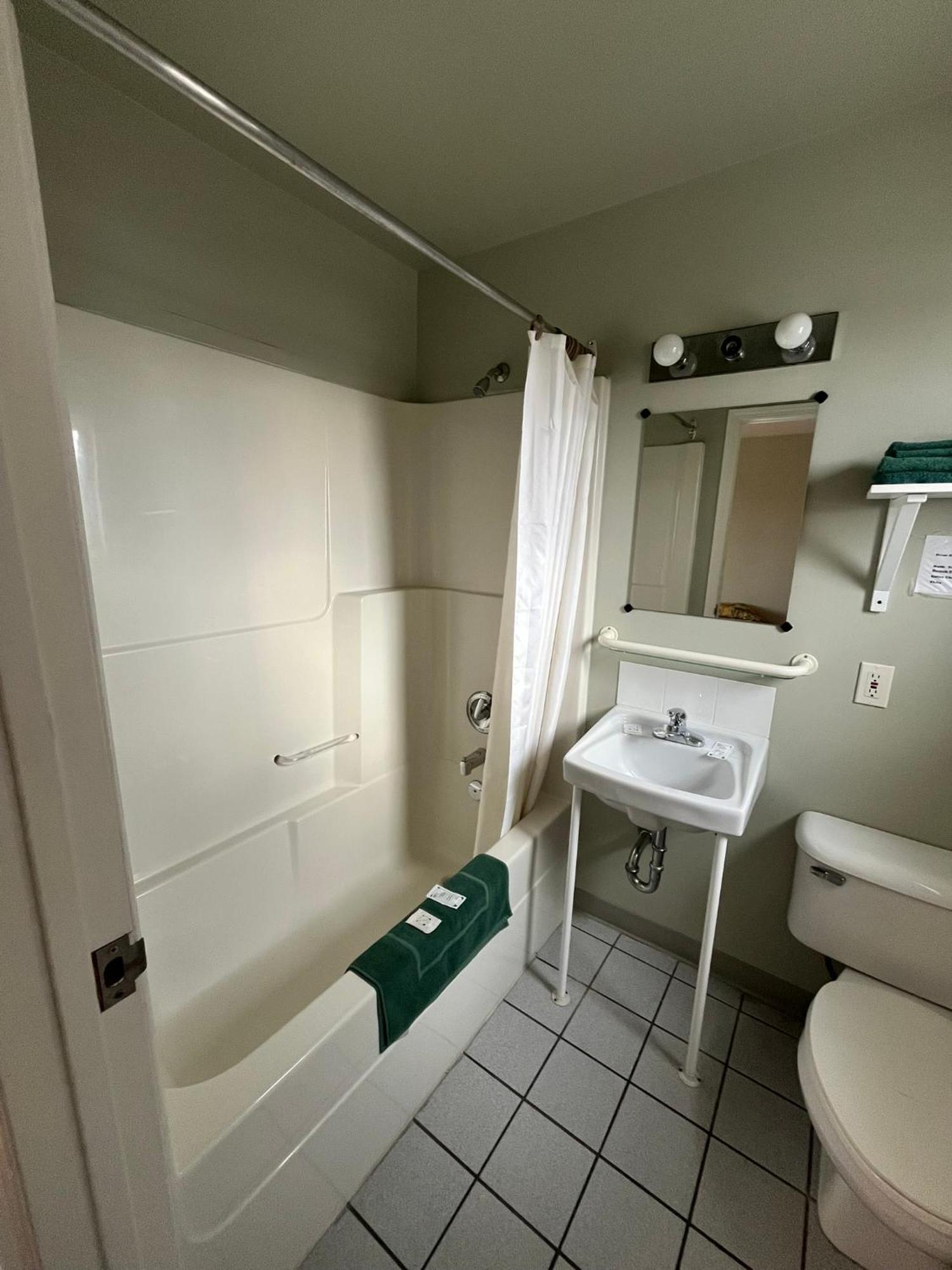 Raccoon Lodge Motel Sylvan Lake Zimmer foto